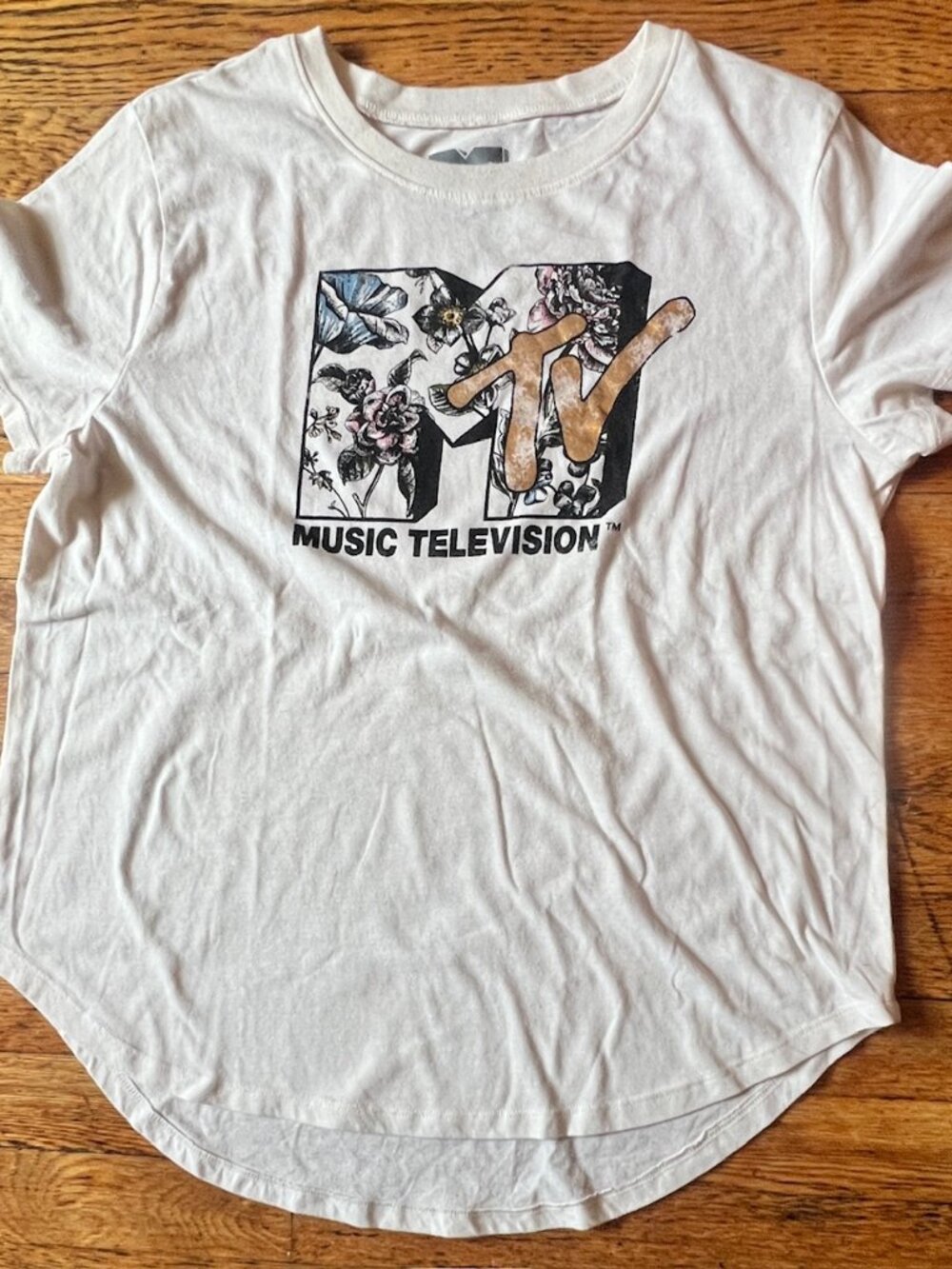 MTV Music Televison scalloped hem t-shirt. Nice, good condition. size: XL